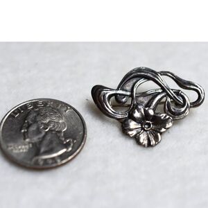 Vintage Sterling Silver Dainty Art Nouveau Flowing Flower Stunning Brooch